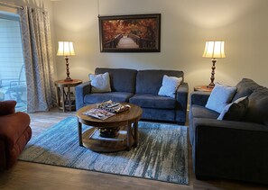 Een smart-tv, een open haard, een dvd-speler en boeken