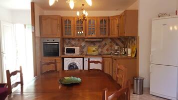 KylskÄp, mikrovÄgsugn, ugn och spishÀll