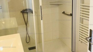 Bathroom - Renovated Studio Cabin 200m from Beach - Private Parking (Arcachon)