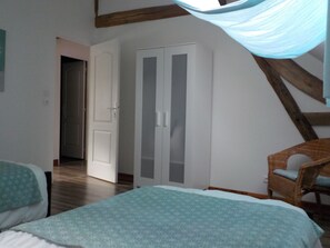 3 bedrooms, iron/ironing board, travel crib, free WiFi