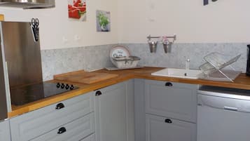 Réfrigérateur, micro-ondes, four, plaque de cuisson