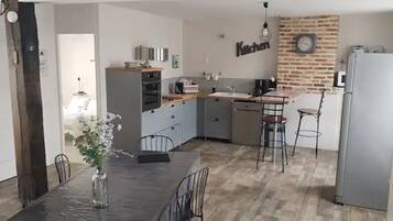 Réfrigérateur, micro-ondes, four, plaque de cuisson