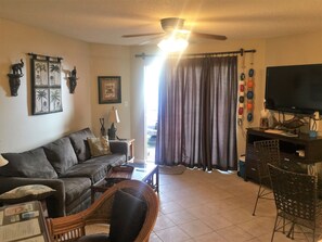 TV, DVD player, books, music library - Private Beach access-last week of July still available! (Destin)