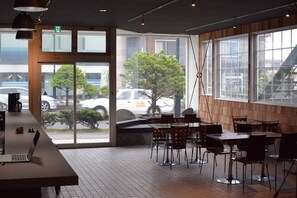 Lobby sitting area - Noboribetsu Guest House AKA & AO - Hostel (Noboribetsu)