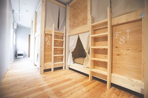 Dormitório compartilhado, somente para mulheres, banheiro compartilhado | Cofres nos quartos, Wi-Fi de cortesia, roupa de cama