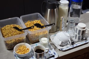 Free daily self-serve breakfast - Noboribetsu Guest House AKA & AO - Hostel (Noboribetsu)