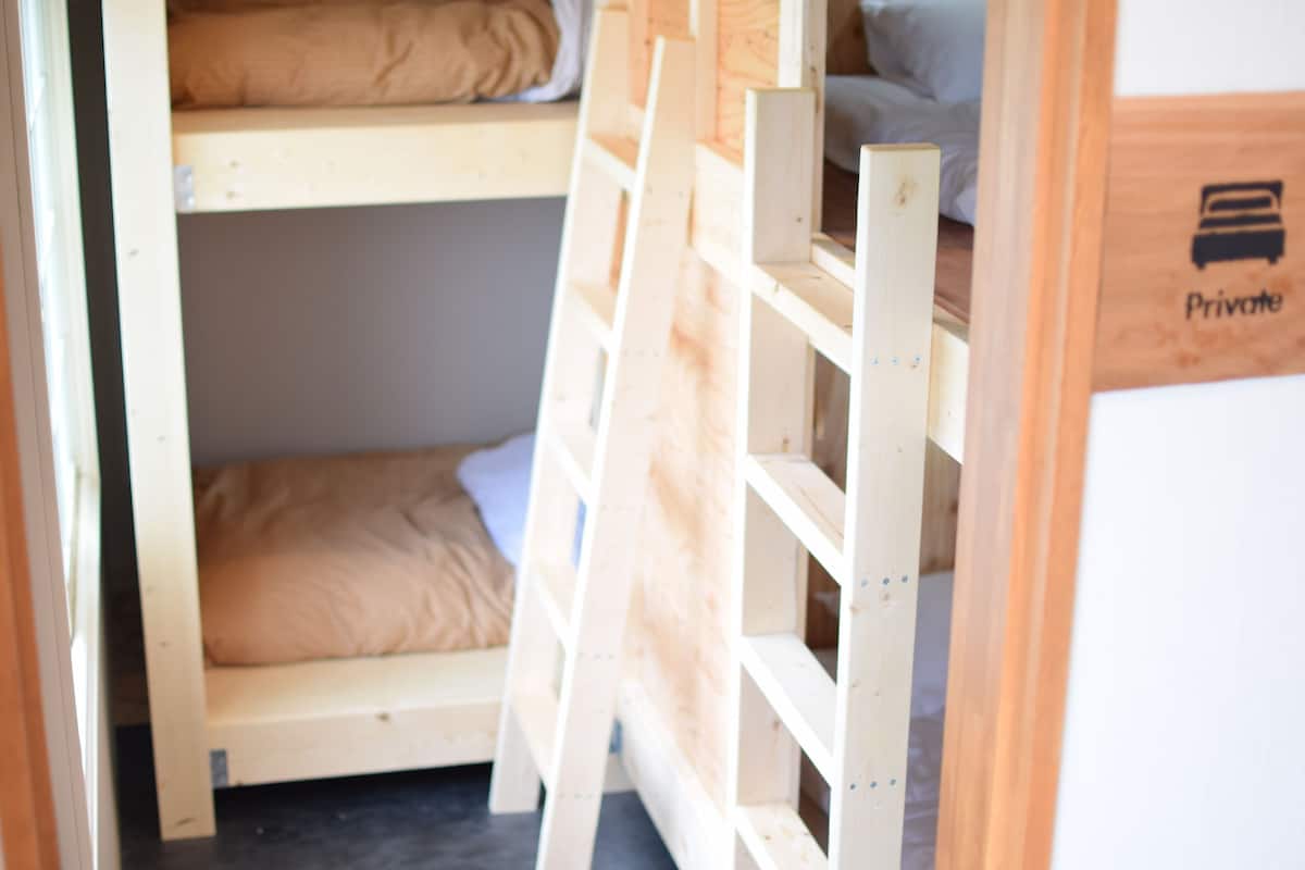 Quarto quádruplo econômico, banheiro compartilhado | Cofres nos quartos, Wi-Fi de cortesia, roupa de cama