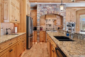 冰箱、微波炉、烤箱、炉灶