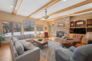 电视、壁炉、DVD 播放器、桌上足球