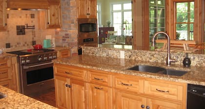Great For Large Groups! Secluded Fall retreat in the Woods!