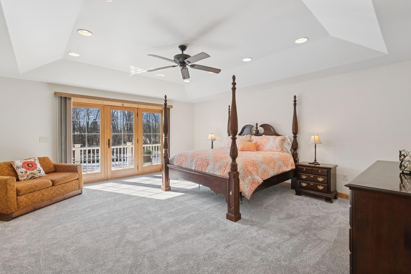 6 bedrooms, desk, iron/ironing board, travel crib