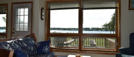 Smart TV, chimenea, libros y estéreo