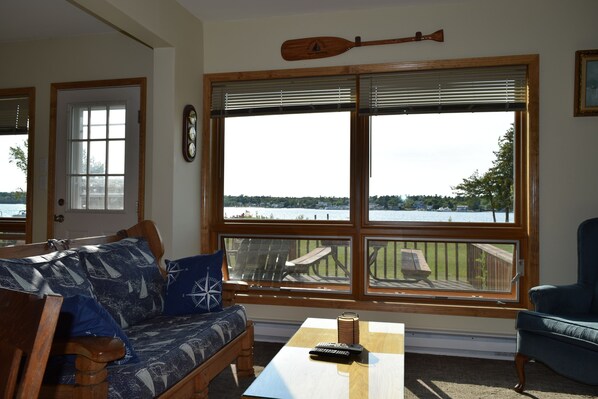 Älytelevisio, takka, kirjoja, stereot