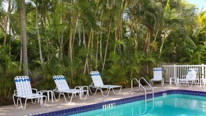 Ein Poolbereich mit Liegestühlen und einem Pool.