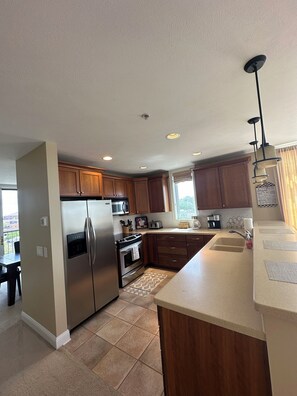 冷蔵庫、電子レンジ、オーブン、コンロ