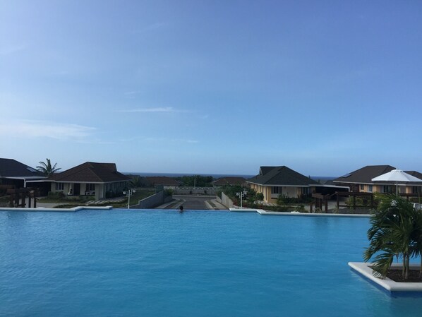 Piscine à débordement