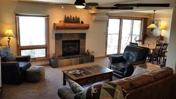 Smart-tv, eldstad, dvd-spelare och böcker