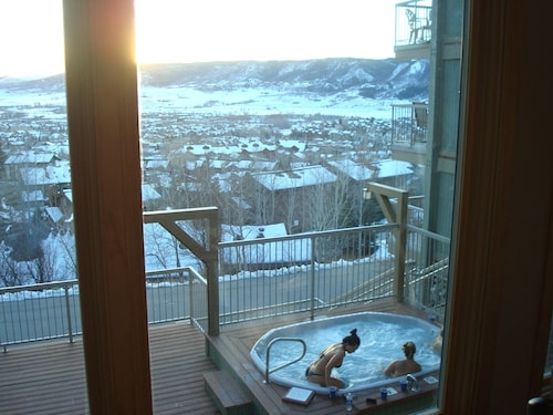 No-joke View, A/C, 400+ 5-Star Reviews, Free Ski Shuttle, Hot Tubs, Super Clean