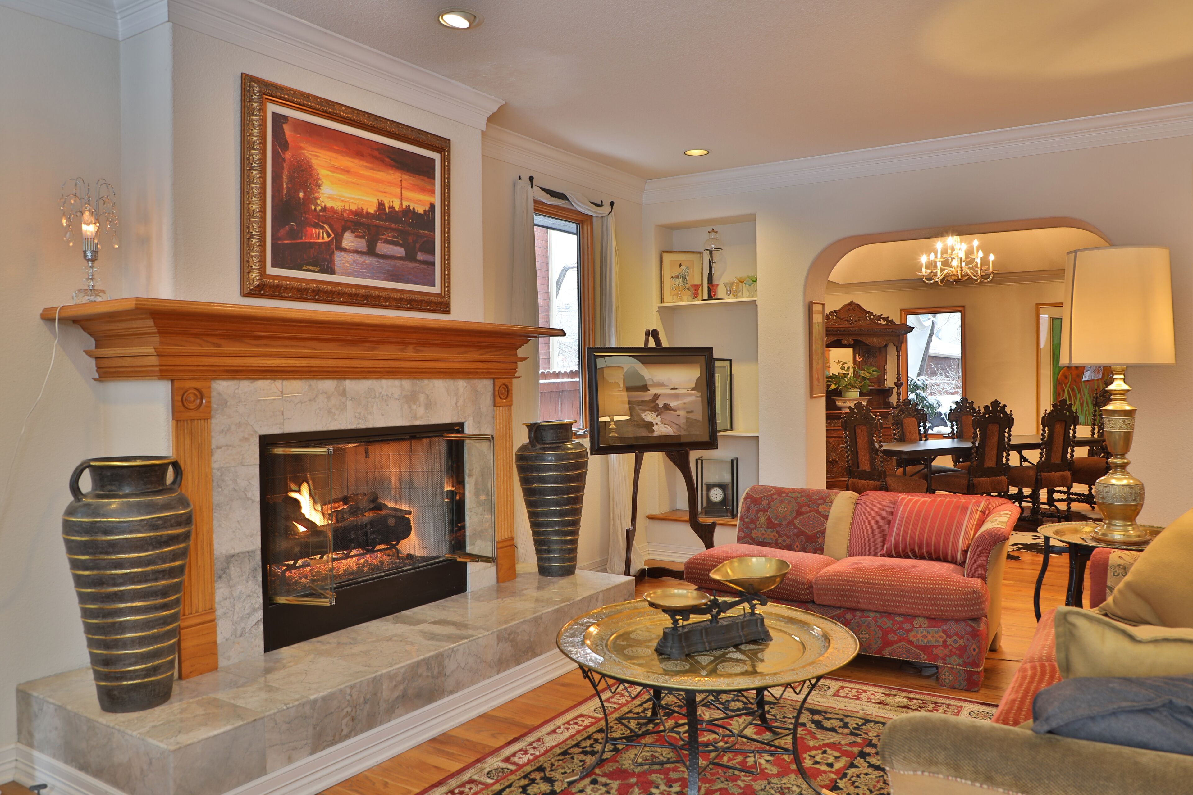 TV, peis, DVD-spiller og bøker