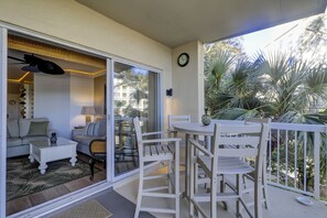 Outdoor dining - 201 Barrington Arms is a beautiful oceanfront villa close to the pool. (Hilton Head Island)