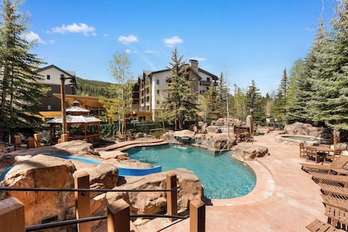 Condo in River Run Close to Gondola, Shops & Dining w/ Stunning Slope Views