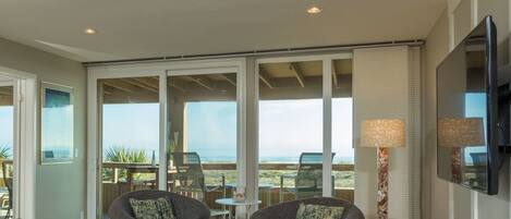 Smart TV, reproductor de DVD, libros y videoteca