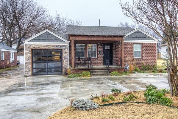 Exterior - Charming Brick Home Off Of Route 66 Near Tulsa Expo Fairgrounds. Sleeps 8 (Tulsa)