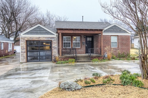 Charming Brick Home Off Of Route 66 Near Tulsa Expo Fairgrounds. Sleeps 8