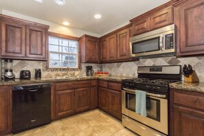 Fridge, microwave, oven, stovetop - Charming Brick Home Off Of Route 66 Near Tulsa Expo Fairgrounds. Sleeps 8 (Tulsa)