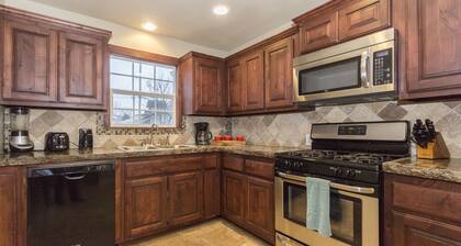 Charming Brick Home Off Of Route 66 Near Tulsa Expo Fairgrounds. Sleeps 8