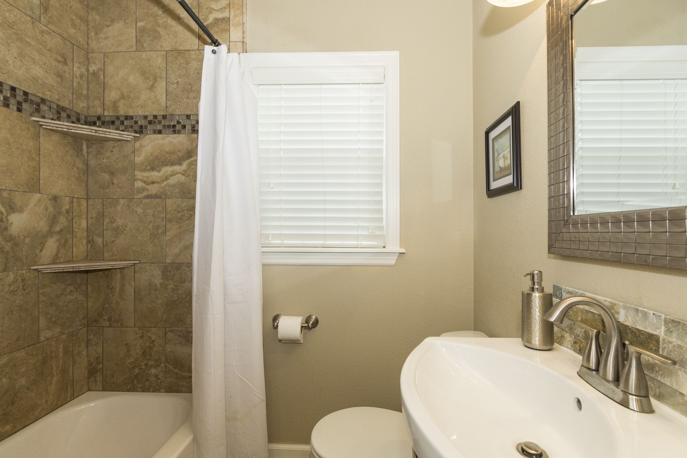 Ensemble douche/baignoire, serviettes fournies, papier toilette