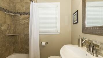 Ensemble douche/baignoire, serviettes fournies, papier toilette