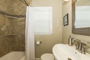 Combined shower/tub, towels, toilet paper