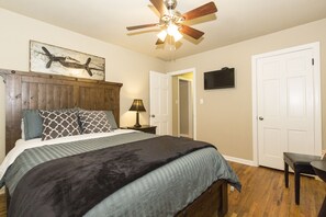 4 bedrooms, iron/ironing board, WiFi, bed sheets - Charming Brick Home Off Of Route 66 Near Tulsa Expo Fairgrounds. Sleeps 8 (Tulsa)
