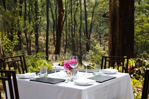 2 restaurantes, se sirven desayunos, comidas y cocina internacional