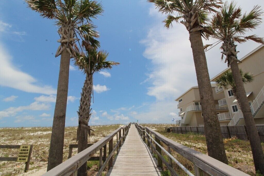 Boardwalk F3-Chic bayside 2BR, easy beach access, pool