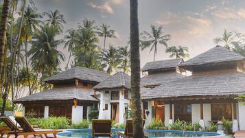 Piscine extérieure, chaises longues