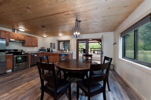 Jääkaappi, mikroaaltouuni, uuni, astianpesukone