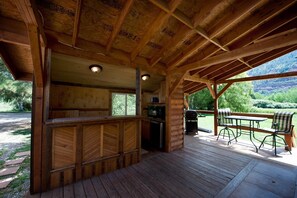 Outdoor dining - Cabin on Private Ranch on the Animas River - Stocked Pond (Durango)