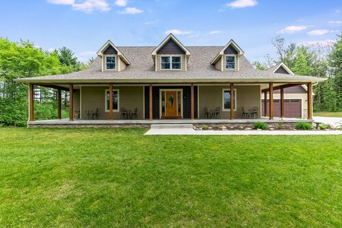 Huge Lodge in the Woods- Peaceful and private! 