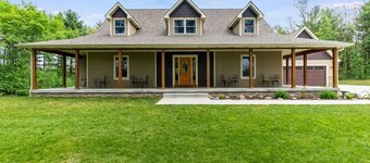 Huge Lodge in the Woods- Peaceful and private! 