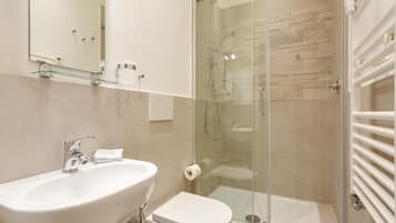 Dusche, Haartrockner, Bidet, Handtücher