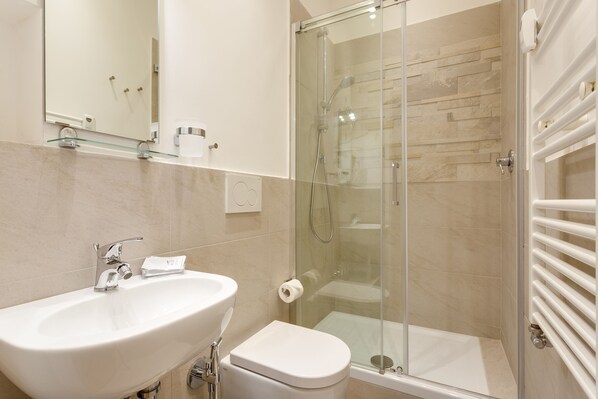 Douche, sèche-cheveux, bidet, serviettes fournies