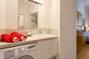 Shower, hair dryer, bidet, towels