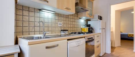 Fridge, microwave, oven, stovetop