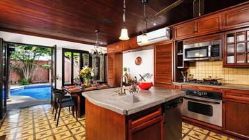 Een koelkast, een magnetron, een oven, een koffiezetapparaat/waterkoker