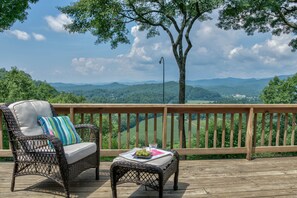 Property grounds - Bella Regalo, Private 2BR, 2BA Mountain Escape, Upgraded with Panoramic Views (Pisgah Forest)