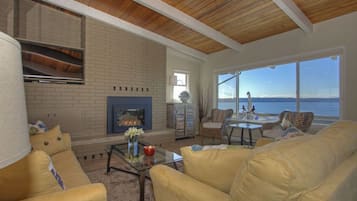 Smart TV, fireplace, DVD player, stereo