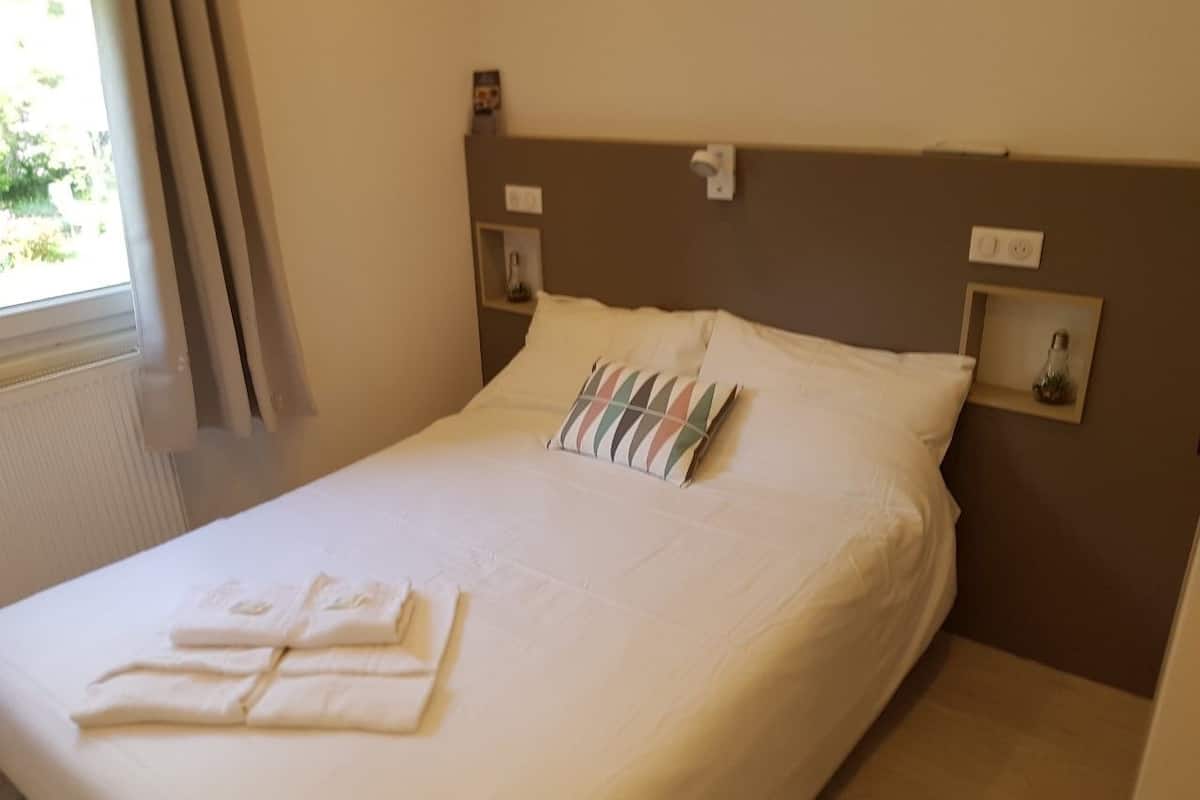 comfort double room (fort du replaton) | free wifi, bed sheets