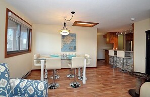 Dining - Amazing Mountain & Lakefront Views- Special!  1 FREE nite w/ 7 nite booking (Dillon)